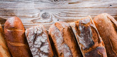 Ahşap masada çeşitli fırın ürünleriyle kompozisyon.