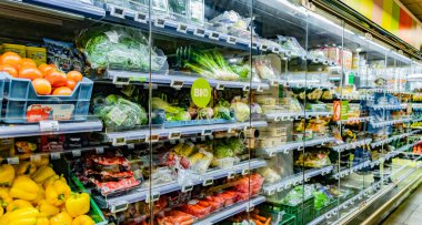 BRÜKSEL, BELGIUM - 19 AUG 2022: Süpermarketteki ticari bir buzdolabında gıda ürünleri sergileniyor