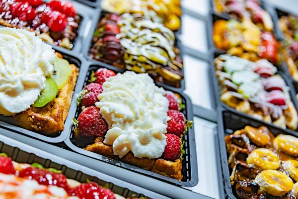 Waffles Belgas Com Frutos Colocados Venda Confeitaria Bruxelas — Fotografia de Stock