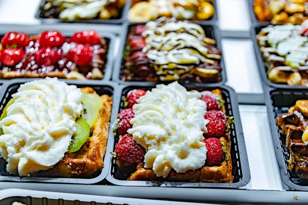 Belgian Waffles Fruits Put Sale Confectionery Shop Brussels — Stock Photo, Image