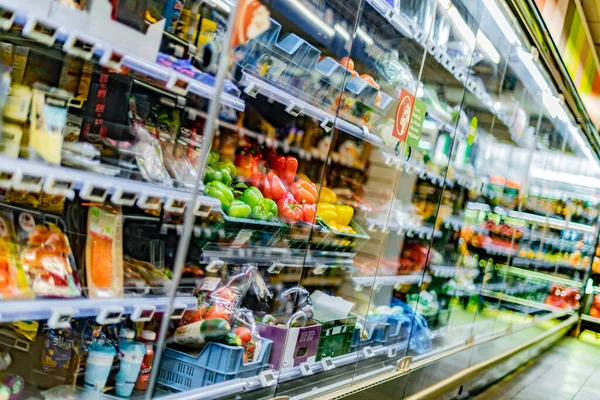 Bruselas Bélgica Ago 2022 Productos Alimenticios Exhibidos Refrigerador Comercial Supermercado — Foto de Stock