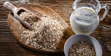 Tahta kesme tahtasında yuvarlanmış yulaf.