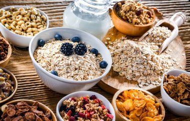 Farklı kahvaltılık gevrek ürünleri içeren kompozisyon