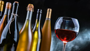 Şarap kadehi ve farklı şaraplardan oluşan bir kompozisyon..