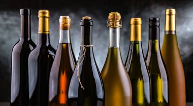 Şarabın farklı çeşitleri ile kompozisyon..