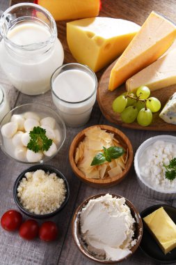 Peynir, süt ve yoğurt gibi çeşitli süt ürünleri..