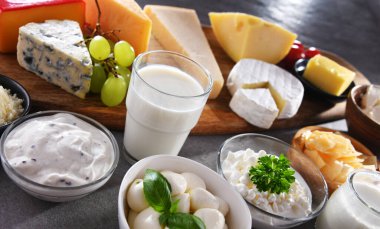 Peynir, süt ve yoğurt gibi çeşitli süt ürünleri..