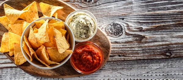 Komposition Mit Einer Schüssel Tortilla Chips Und Dip Saucen — Stockfoto