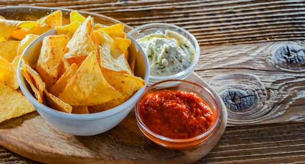 Komposition Mit Einer Schüssel Tortilla Chips Und Dip Sauce — Stockfoto