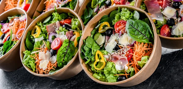 Cajas Papel Redondas Con Ensaladas Verduras Preenvasadas Listas Para Venta — Foto de Stock