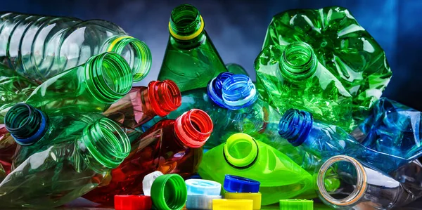 空の色のドリンクボトル 再生可能なプラスチック廃棄物 — ストック写真