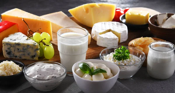 Een Verscheidenheid Aan Zuivelproducten Waaronder Kaas Melk Yoghurt — Stockfoto