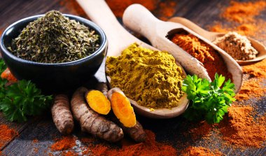 Ahşap mutfak masasında baharatlı kompozisyon.