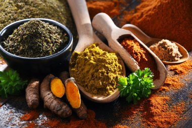 Ahşap mutfak masasında baharatlı kompozisyon.