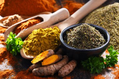 Ahşap mutfak masasında baharatlı kompozisyon.