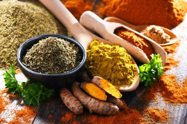 Ahşap mutfak masasında baharatlı kompozisyon.