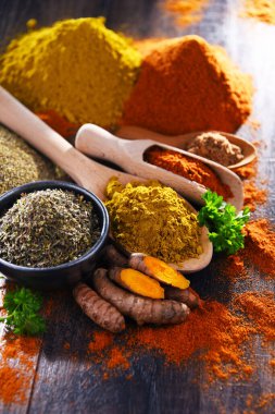 Ahşap mutfak masasında baharatlı kompozisyon.