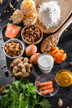 Yumurta, süt, soya, fındık, balık, deniz ürünleri, buğday unu, hardal, kurutulmuş kayısı ve kereviz de dahil olmak üzere genel gıda alerjisi olan bileşim.