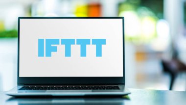 POZNAN, POL - 12 Haziran 2021: IFTTT 'nin logosunu gösteren dizüstü bilgisayar, kullanıcının dünyadaki olaylara yanıt yazmasına olanak sağlayan bir hizmet