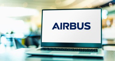 POZNAN, POL - 28 Haziran 2022: Avrupalı çok uluslu bir havacılık şirketi olan Airbus 'un logosunu gösteren dizüstü bilgisayar