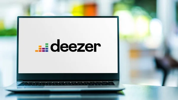 Познан Пол Июня 2021 Ноутбук Компьютер Логотипом Deezer Французский Онлайн — стоковое фото