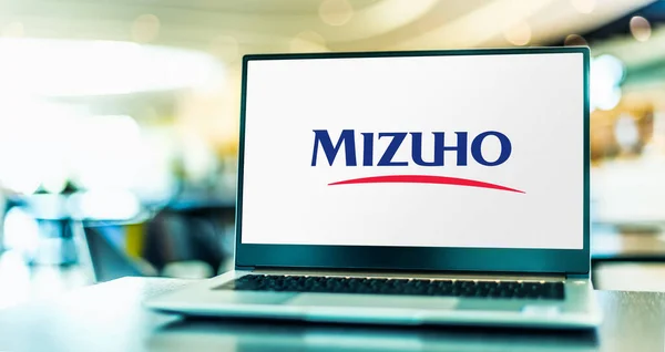 Poznan Pol Jul 2021 Computer Portatile Che Mostra Logo Mizuho — Foto Stock