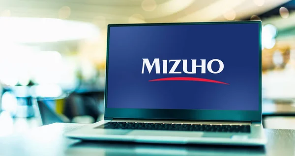 Poznan Pol Jul 2021 Computer Portatile Che Mostra Logo Mizuho — Foto Stock