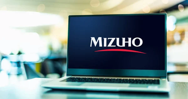 Poznan Pol Июля 2021 Года Ноутбук Логотипом Mizuho Financial Group — стоковое фото