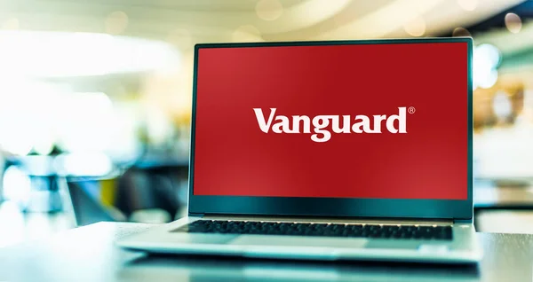 Poznan Pol 2021年7月3日 ペンシルベニア州マルバーンに拠点を置く米国の登録投資顧問The Vanguard Inc のロゴが表示されたラップトップコンピュータ — ストック写真