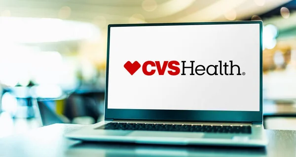Poznan Pol Jun 2022 展示Cvs Health Corporation标志的笔记本电脑 Cvs Health Corporation是一家拥有Cvs制药连锁店的美国医疗保健公司 — 图库照片