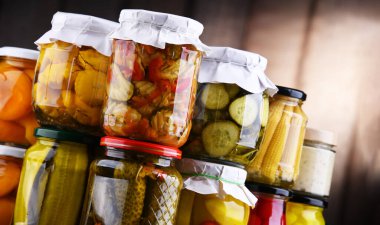 Çeşitli sebze ve meyvelerle marine edilmiş kavanozlar. Yiyecek sakladım.