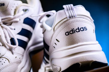 POZNAN, POL - 13, 2022: Bir çift Adidas spor ayakkabısı, Avrupa 'nın en büyük spor giyim üreticisi ve dünyanın en büyük ikinci spor ayakkabısı markası.