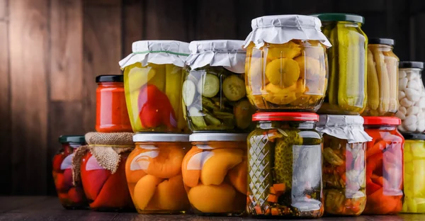 Potten Met Diverse Gemarineerde Groenten Fruit Conserven Van Levensmiddelen — Stockfoto