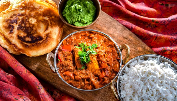 Vajas Csirke Rizzsel Naan Lapos Kenyérrel Eredeti Indiai Karahi Edényekben — Stock Fotó