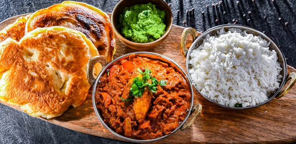 Frango Com Manteiga Com Arroz Pão Achatado Naan Servido Panelas — Fotografia de Stock