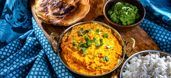 Curry Kyckling Med Ris Serveras Ursprungliga Indiska Karahi Krukor — Stockfoto