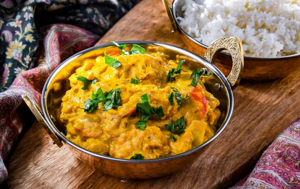 Poulet Curry Avec Riz Servi Dans Des Pots Karahi Indiens — Photo