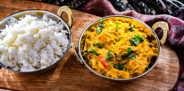 Poulet Curry Avec Riz Servi Dans Des Pots Karahi Indiens — Photo