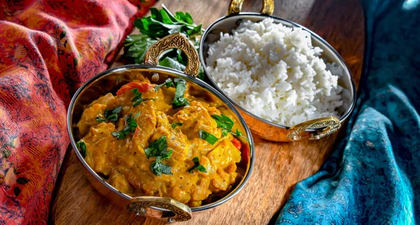 Poulet Curry Avec Riz Servi Dans Des Pots Karahi Indiens — Photo