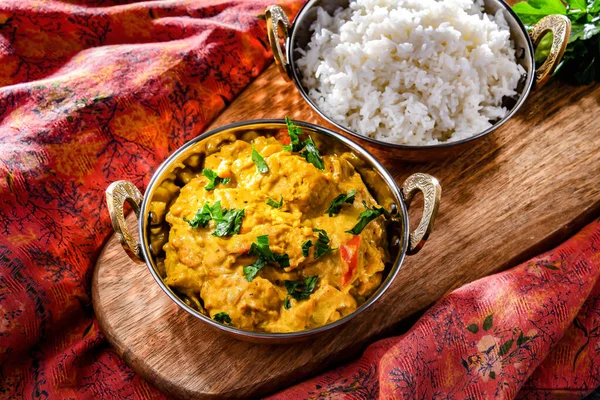 Curry Kurczaka Ryżem Serwowane Oryginalnych Indyjskich Garnków Karahi — Zdjęcie stockowe
