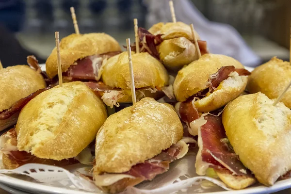 Typische pintxo, ham — Stockfoto