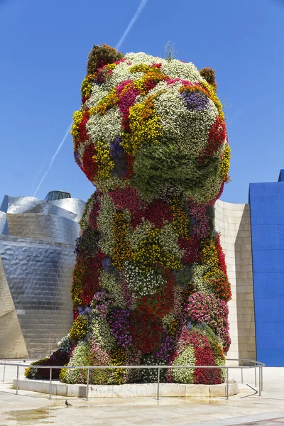 A escultura floral gigante filhote de cachorro no Museu Guggenheim — Fotografia de Stock