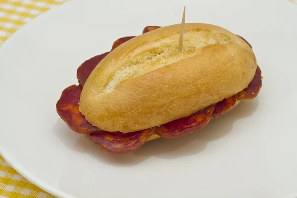 Sandwich de salchicha, típica gorra vasca . — Foto de Stock