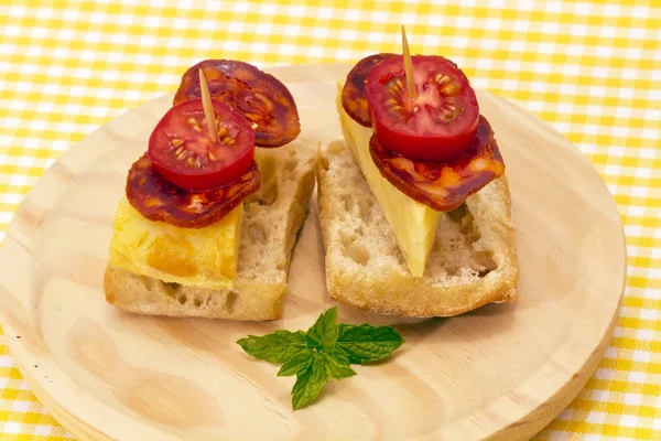 Omelete espanhol com chouriço Iberico — Fotografia de Stock