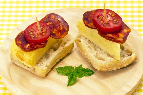 Hiszpański omlet z chorizo iberico — Zdjęcie stockowe