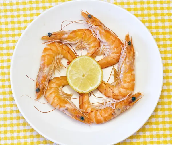 Delicious fresh cooked shrimp prepared to eat — 图库照片