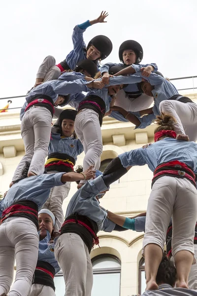 Castellers, ragazze e drop-tower — Foto Stock