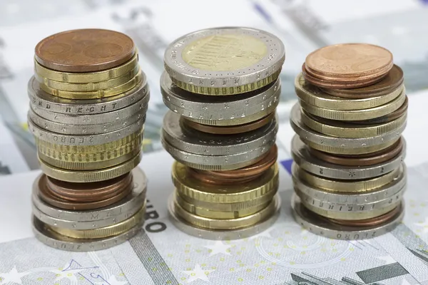 Крупный план банкнот и монет евро — стоковое фото