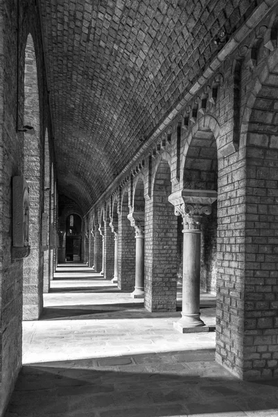 RIPOLL Manastırı sütunlar içinde siyah ve beyaz — Stok fotoğraf