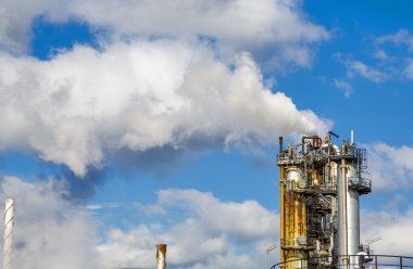 endüstriyel baca üzerinde mavi gökyüzünün dumanı